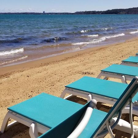 Brio Beach Inn Траверс-Сити Экстерьер фото